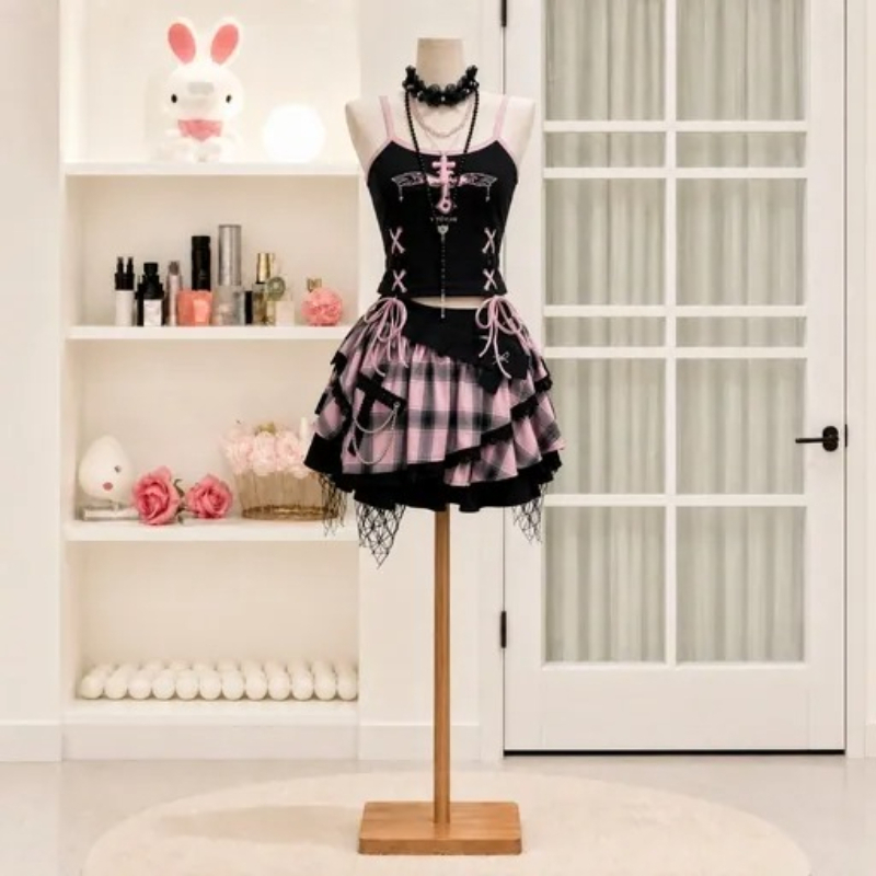 V Vintage Fashion - ชุดกระโปรงวินเทจ Y2K สไตล์ดาร์กสวีทสำหรับผู้หญิง ประกอบด้วยเสื้อสายเดี่ยวลายสก็อต กระโปรงชั้น พร้อมเสื้อท็อปผูกโบว์ไขว้ลูกไม้