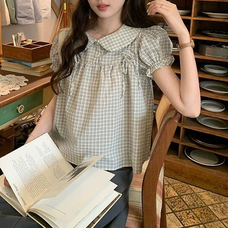 Vintage Fashion Dolls - เสื้อผ้าผู้หญิง สไตล์พรีปปี้ คอปกตุ๊กตา เสื้อเชิ้ตเกาหลี ลายสก๊อตวินเทจ แขนพองฤดูร้อน