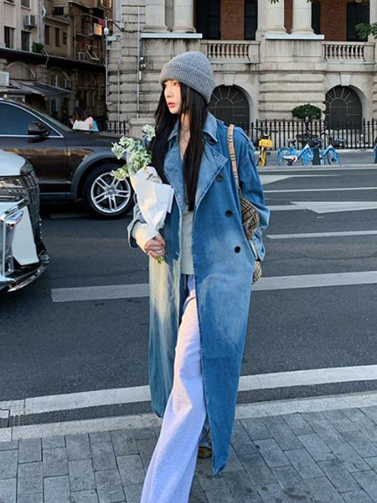 Vintage Trench Coat - เสื้อโค้ทยีนส์กระดุมสองแถวสไตล์ฮ่องกงสําหรับฤดูใบไม้ผลิ 2025 ความรู้สึกหรูหราและย้อนยุคหลวมสบายๆอินเทรนด์เสื้อโค้ทยาว