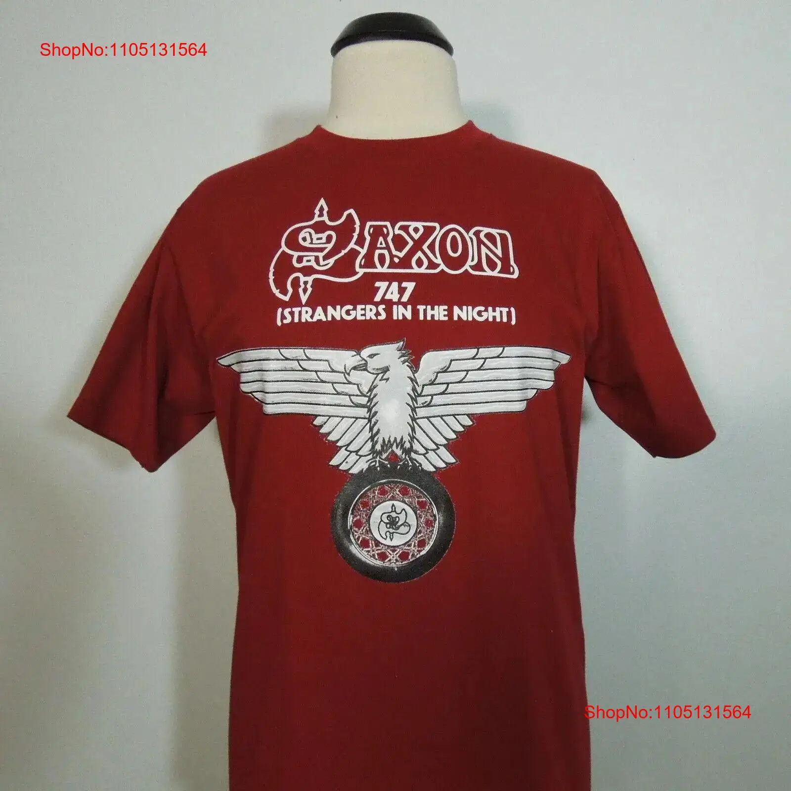 Vintage Fashion Logos - เสื้อยืด SAXON 747 Strangers In The