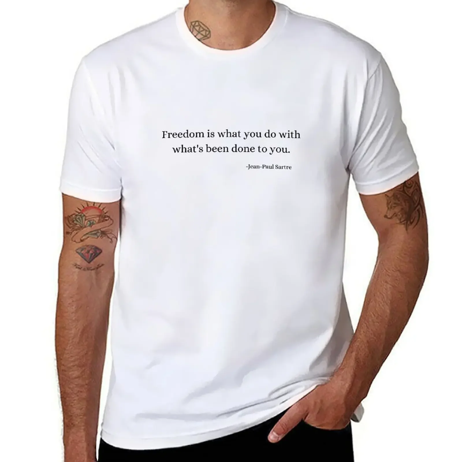 Vintage Fashion History - คำคมประวัติศาสตร์และปรัชญา: เฌอ-ปอล ซาร์เตร เสื้อยืดผู้ชาย เสื้อยืดลายกราฟิก เสื้อยืดวินเทจ